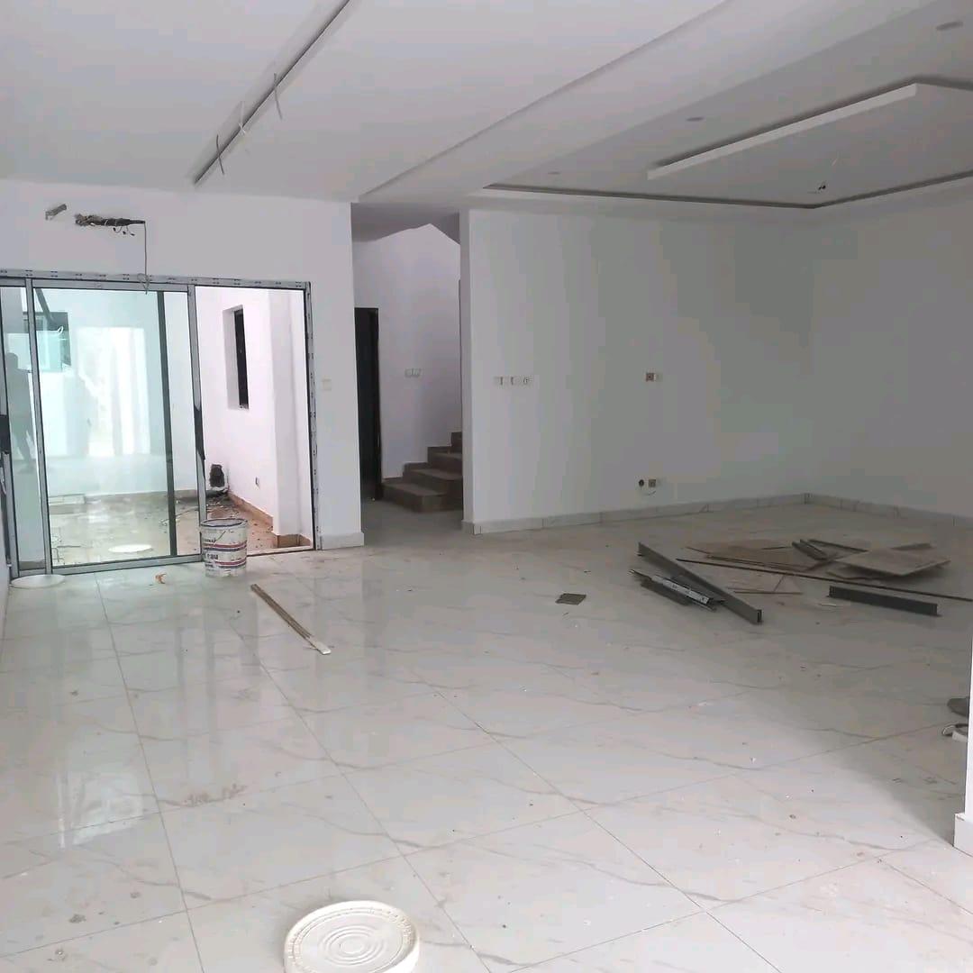 Vente d'une Maison / Villa de 5 pièce(s) à 110.000.000 FCFA : Abidjan-Cocody-Angré (Djorobite )