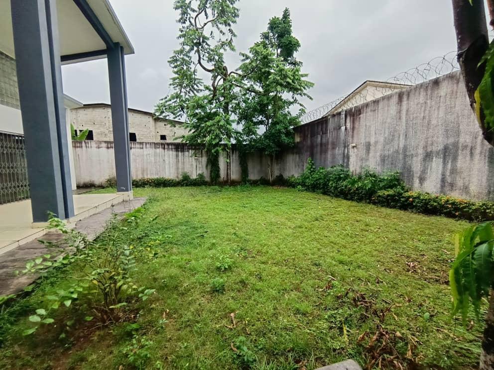 Vente d'une Maison / Villa de 8 pièce(s) à 290.000.000 FCFA : Abidjan-Cocody-Riviera (Cocody 8)