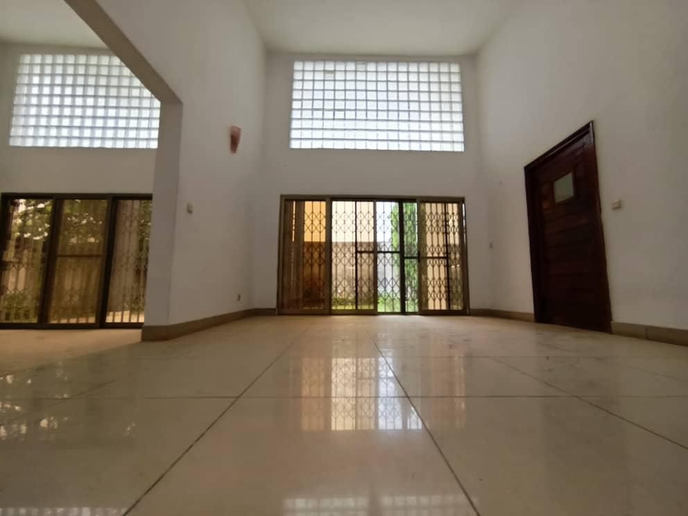 Vente d'une Maison / Villa de 8 pièce(s) à 290.000.000 FCFA : Abidjan-Cocody-Angré (Angre 8)