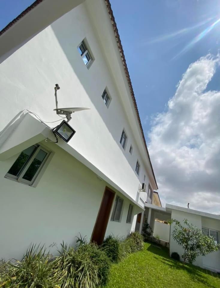 Vente d'une Maison / Villa de 7 pièce(s) à 800.000.000 FCFA : Abidjan-Cocody-Riviera (Rivera golf )