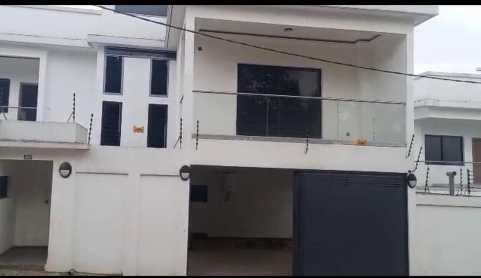 Vente d'une Maison / Villa de 6 pièce(s) à 250.000.000 FCFA : Abidjan-Cocody-Angré (Angre chu )