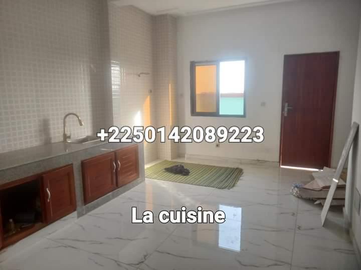 Vente d'une Maison / Villa de 7 pièce(s) à 450.000.000 FCFA : Abidjan-Cocody-Angré (Angré 8 ème tranche )