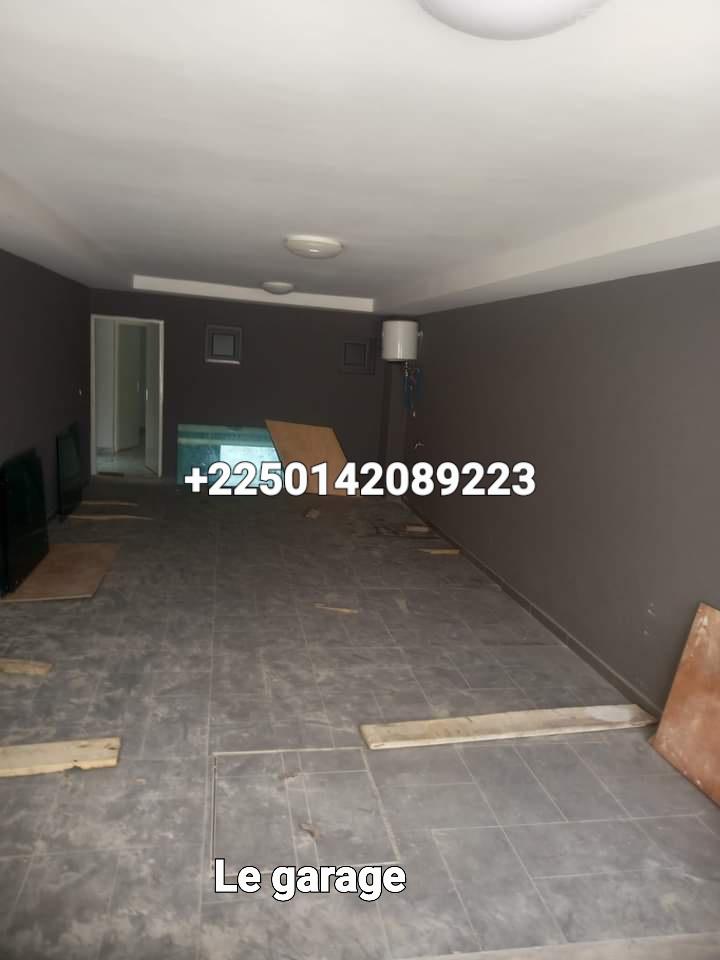 Vente d'une Maison / Villa de 7 pièce(s) à 200.000.000 FCFA : Abidjan-Cocody-Angré (Angré nouveau chu )