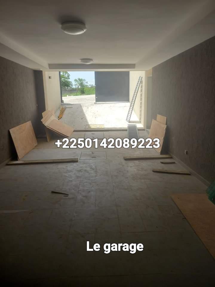 Vente d'une Maison / Villa de 7 pièce(s) à 200.000.000 FCFA : Abidjan-Cocody-Angré (Angré nouveau chu )