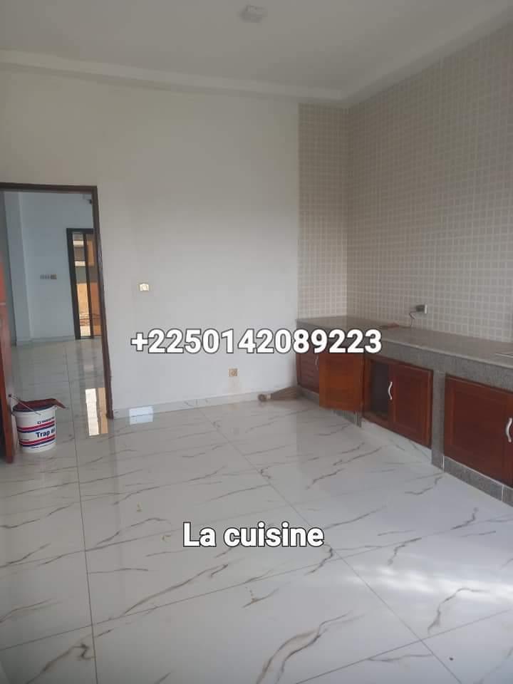 Vente d'une Maison / Villa de 7 pièce(s) à 450.000.000 FCFA : Abidjan-Cocody-Angré (Angré 8 ème tranche tranche tranche )