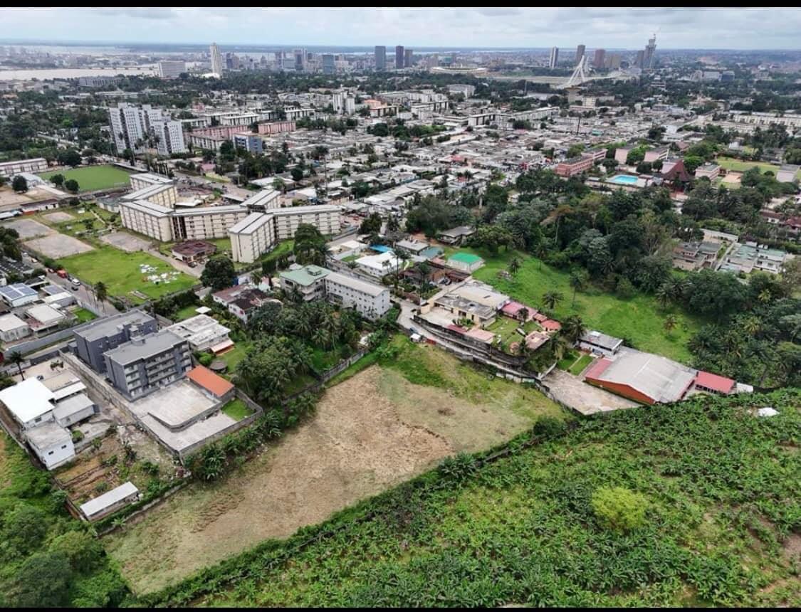 Vente d'un Terrain à 5.500.000.000 FCFA  : Abidjan-Cocody centre (Cocody ambassade )