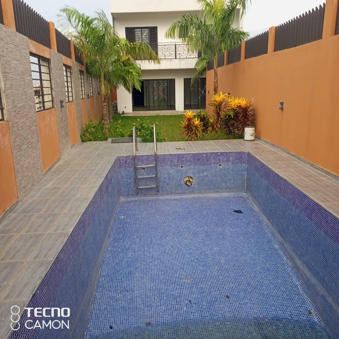 Vente d'une Maison / Villa de 5 pièce(s) à 190.000.000 FCFA : Abidjan-Cocody-Riviera (Cocody abatta )