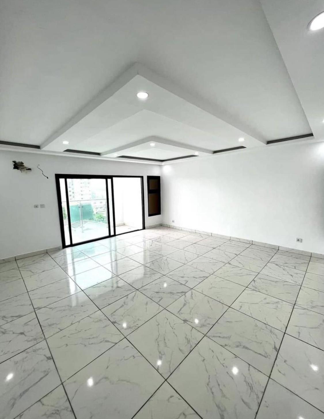 Vente d'une Maison / Villa de 8 pièce(s) à 650.000.000 FCFA : Abidjan-Cocody-Riviera (Abatta )