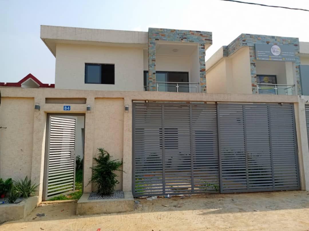 Vente d'une Maison / Villa de 6 pièce(s) à 170.000.000 FCFA : Abidjan-Cocody-Angré (CITE SIR)