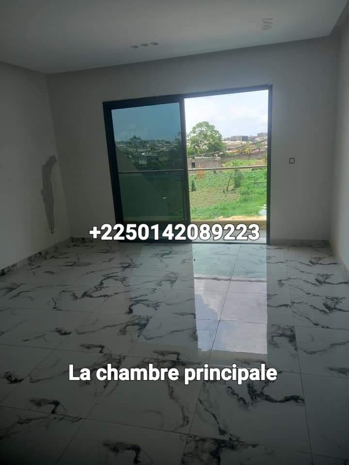 Vente d'une Maison / Villa de 7 pièce(s) à 200.000.000 FCFA : Abidjan-Cocody-Angré (Angré nouveau chu )