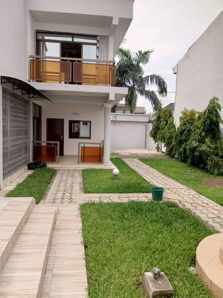 Location d'une Maison / Villa : Abidjan-Cocody-Riviera (RIVIERA MBADON)