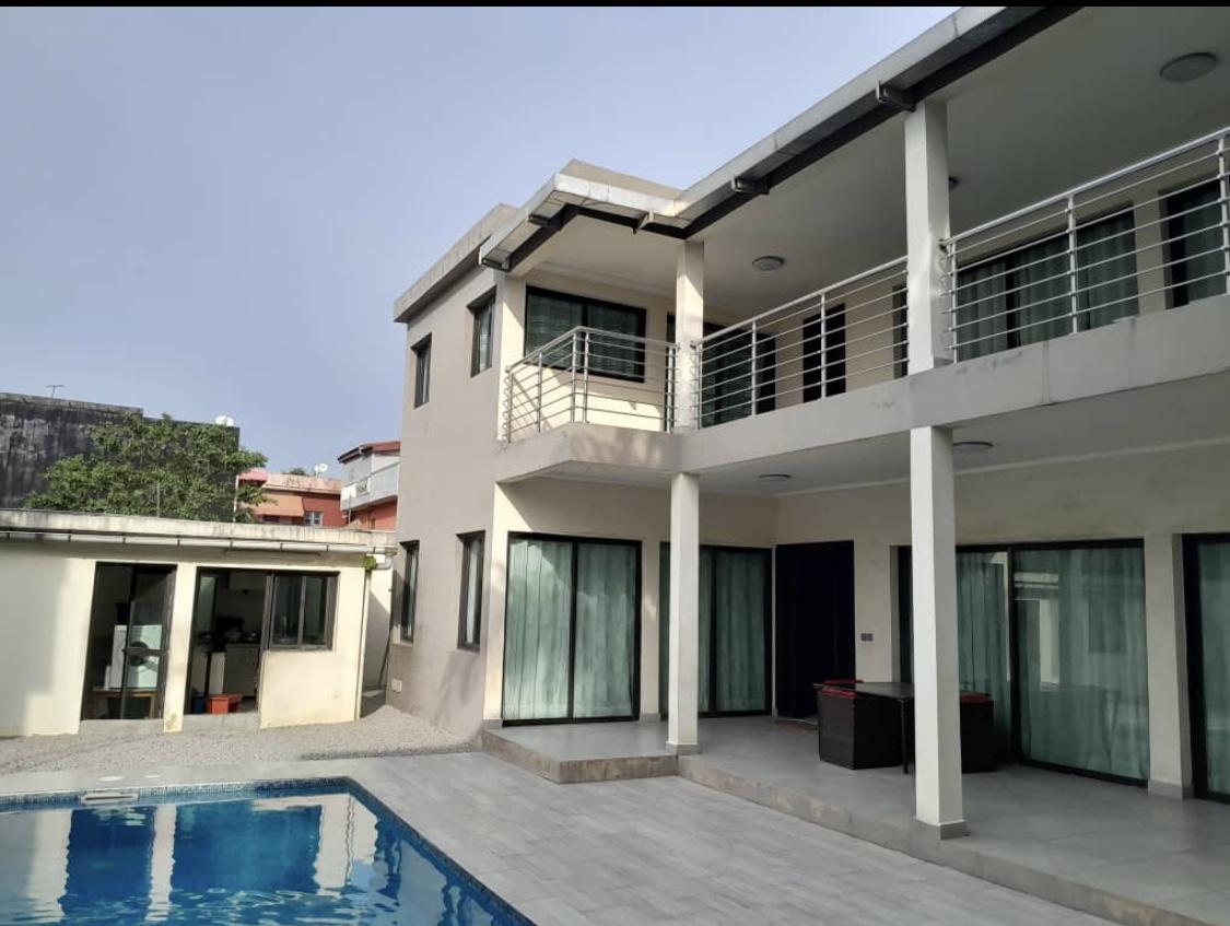 Vente d'une Maison / Villa de 8 pièce(s) à 400.000.000 FCFA : Abidjan-Cocody-Riviera ()