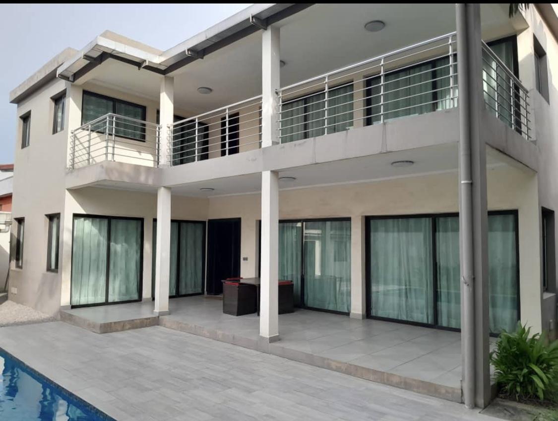 Vente d'une Maison / Villa de 8 pièce(s) à 400.000.000 FCFA : Abidjan-Cocody-Riviera ()