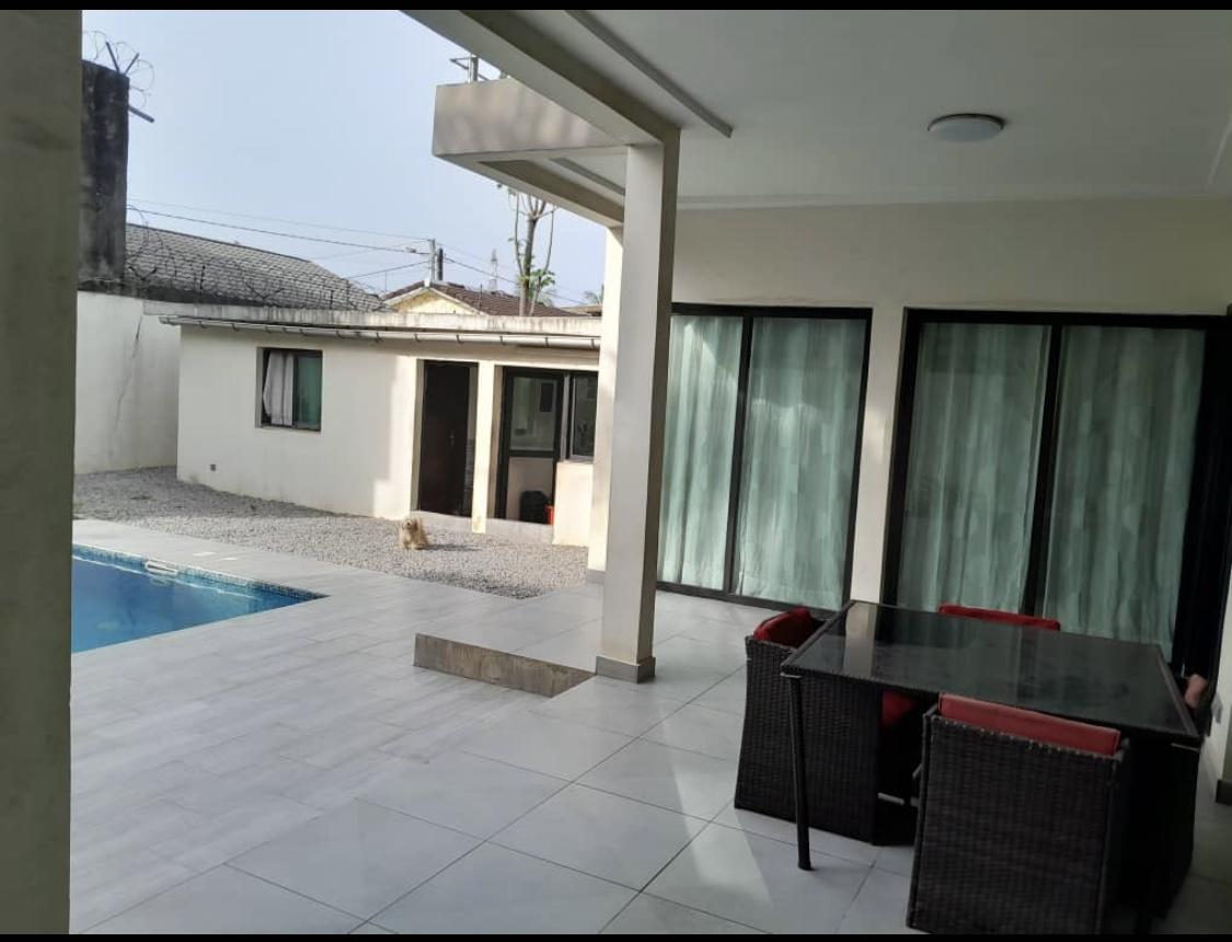 Vente d'une Maison / Villa de 8 pièce(s) à 400.000.000 FCFA : Abidjan-Cocody-Riviera ()