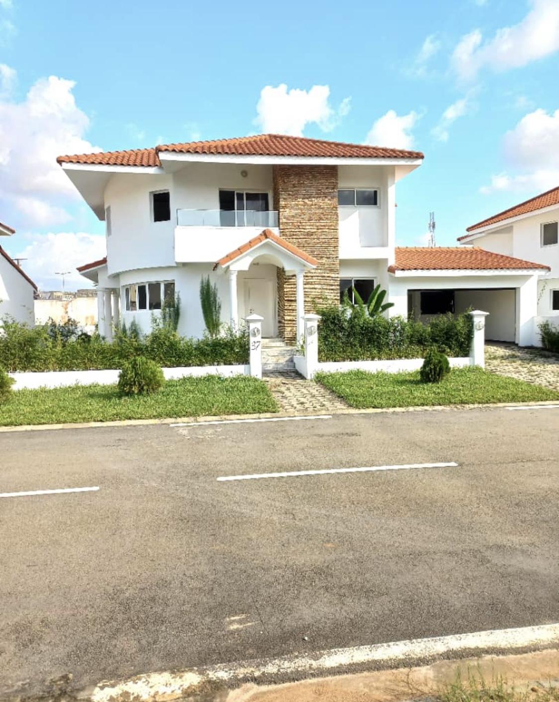 Vente d'une Maison / Villa de 6 pièce(s) à 550.000.000 FCFA : Abidjan-Cocody-Riviera (Abatta cite carmelia )