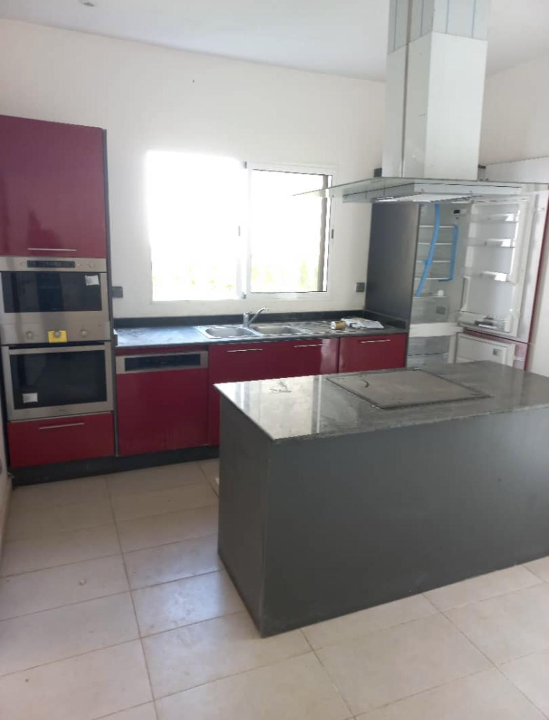 Location d'une Maison / Villa de 6 pièce(s) à 550.000.000 FCFA : Abidjan-Cocody-Riviera (Cocody abatta )