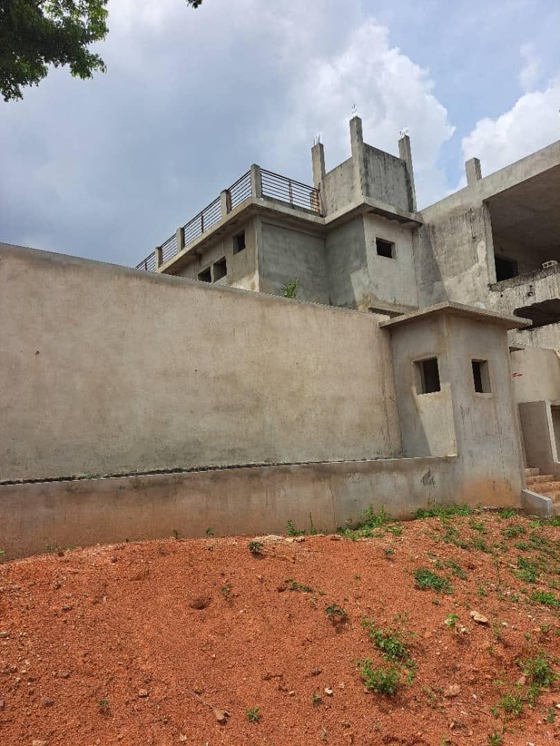 Location d'une Maison / Villa de 5 pièce(s) à 200.000.000 FCFA : Abidjan-Cocody-Riviera (DERRIERE L'HOTEL FREE WORLD )