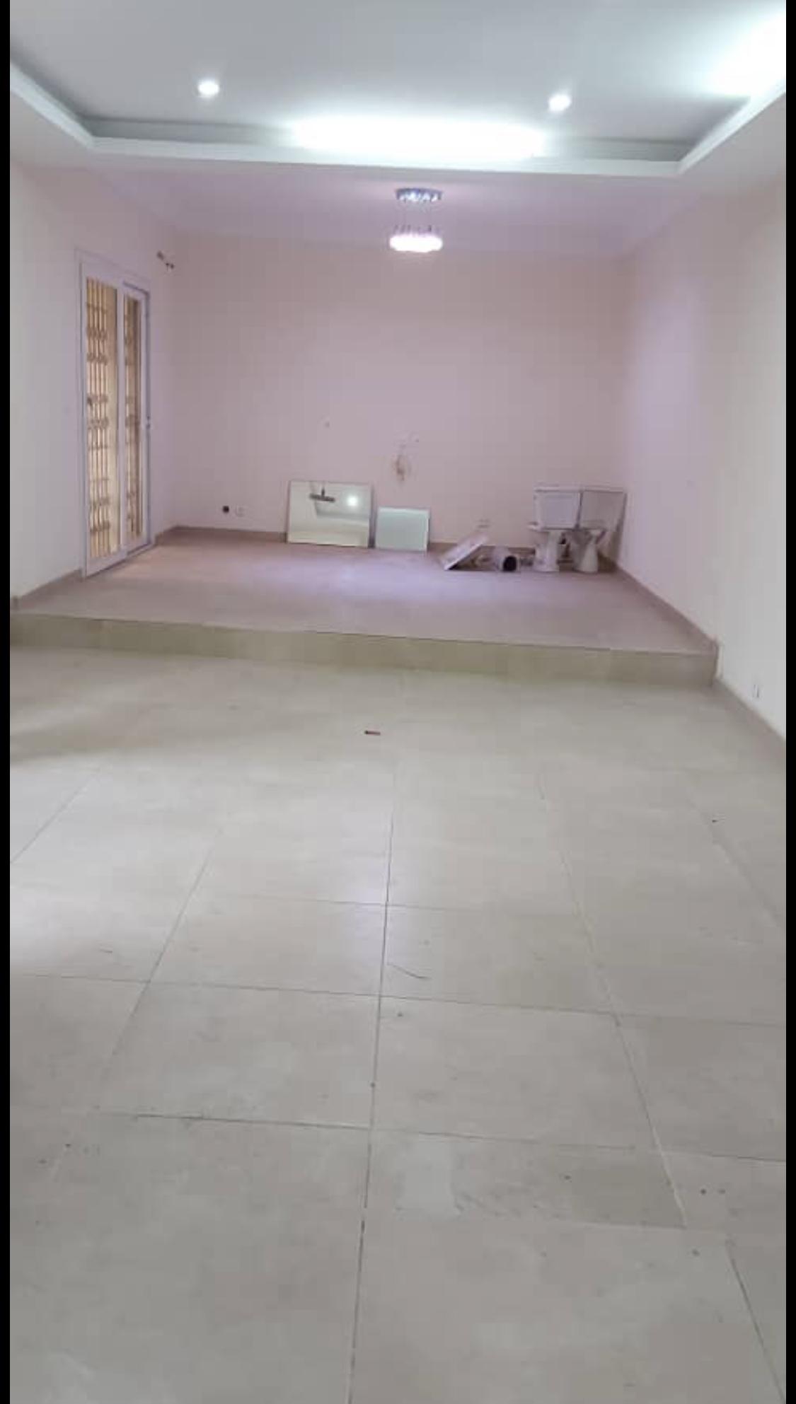 Vente d'une Maison / Villa de 7 pièce(s) à 190.000.000 FCFA : Abidjan-Cocody-Riviera (Palmeraie)