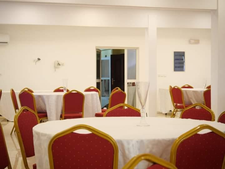 Location d'un Hôtel à 300.000 FCFA  : Abidjan-Cocody-Angré (Angré château )