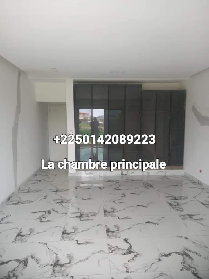 Vente d'une Maison / Villa de 7 pièce(s) à 200.000.000 FCFA : Abidjan-Cocody-Angré (Angré nouveau chu )