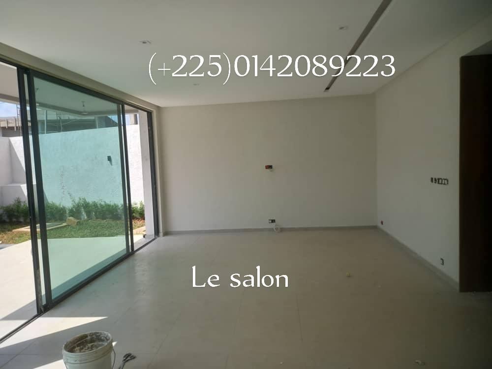 Vente d'une Maison / Villa de 5 pièce(s) à 350.000.000 FCFA : Bingerville-Bingerville (Feh kesser )