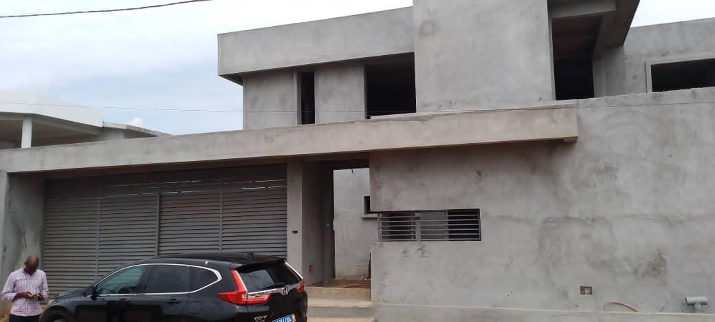 Vente d'une Maison / Villa de 9 pièce(s) à 450.000.000 FCFA : Abidjan-Cocody-Angré (Angre Y4 )