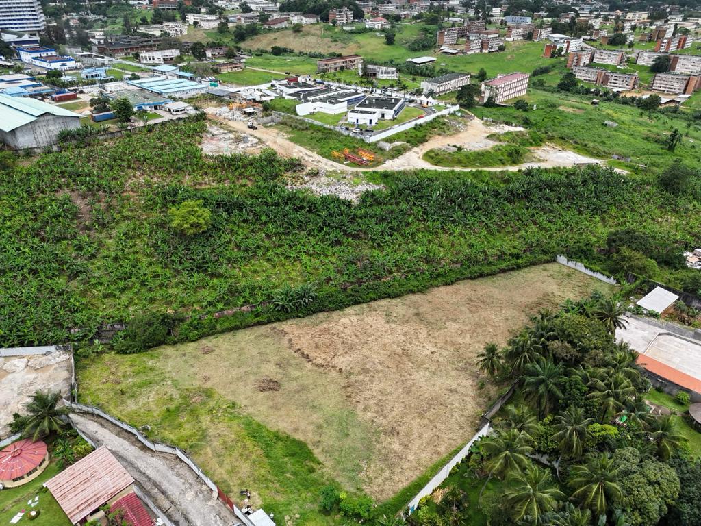 Vente d'un Terrain à 5.500.000.000 FCFA  : Abidjan-Cocody centre (Cocody ambassade )