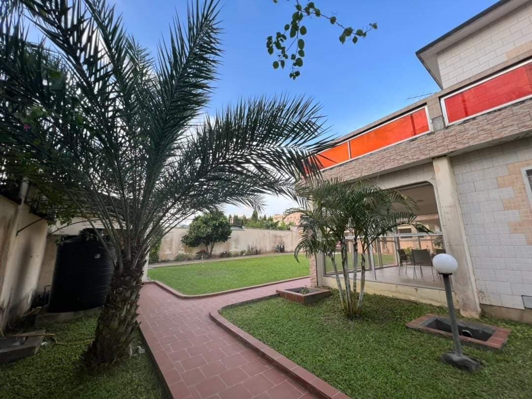 Vente d'une Maison / Villa de 10 pièce(s) à 400.000.000 FCFA : Abidjan-Cocody-Riviera (Abatta )