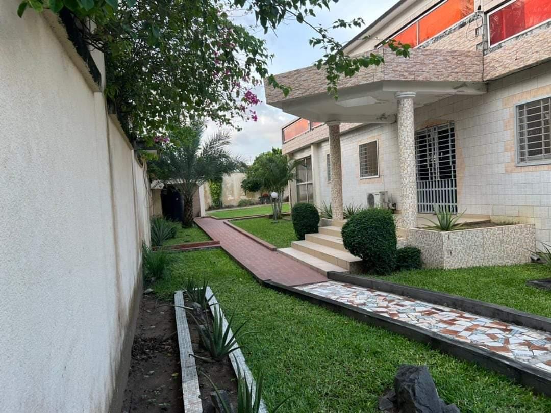 Vente d'une Maison / Villa de 10 pièce(s) à 400.000.000 FCFA : Abidjan-Cocody-Riviera (Abatta )