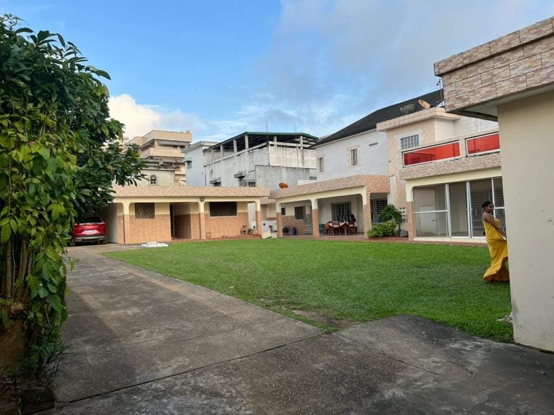 Vente d'une Maison / Villa de 10 pièce(s) à 400.000.000 FCFA : Abidjan-Cocody-Riviera (Abatta )