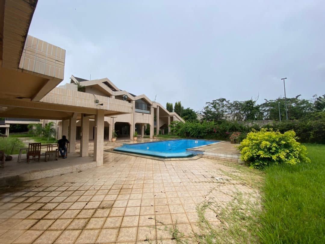 Vente d'une Maison / Villa de 13 pièce(s) à 3.000.000.000 FCFA : Abidjan-Cocody-Riviera (Rivera golf )