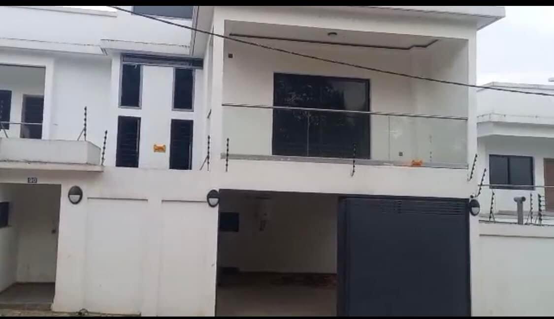 Vente d'une Maison / Villa de 6 pièce(s) à 250.000.000 FCFA : Abidjan-Cocody-Angré (Angre Besikoi)