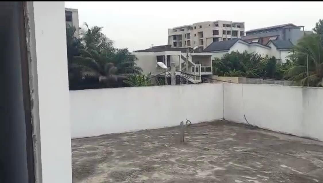 Vente d'une Maison / Villa de 6 pièce(s) à 250.000.000 FCFA : Abidjan-Cocody-Angré (Angre Besikoi)