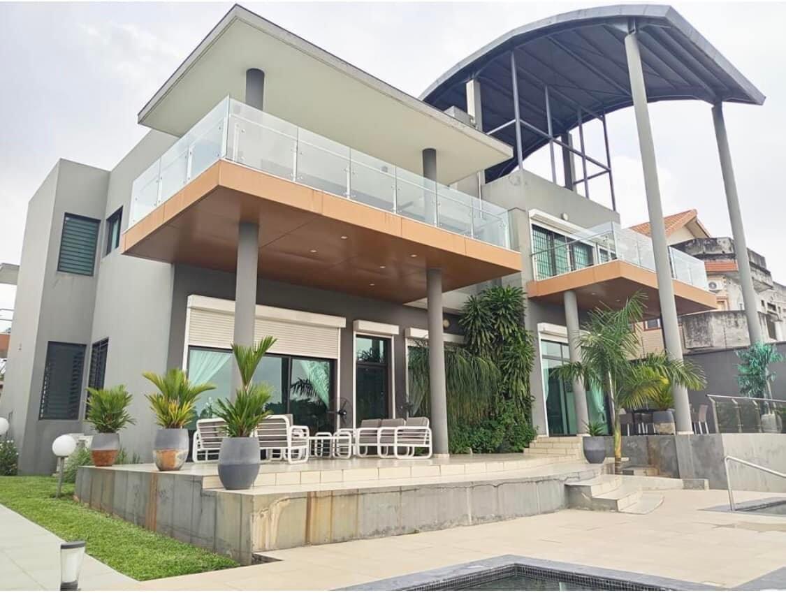 Vente d'une Maison / Villa de 17 pièce(s) à 1.800.000.000 FCFA : Abidjan-Cocody-2 Plateaux (2 plateau vallon )