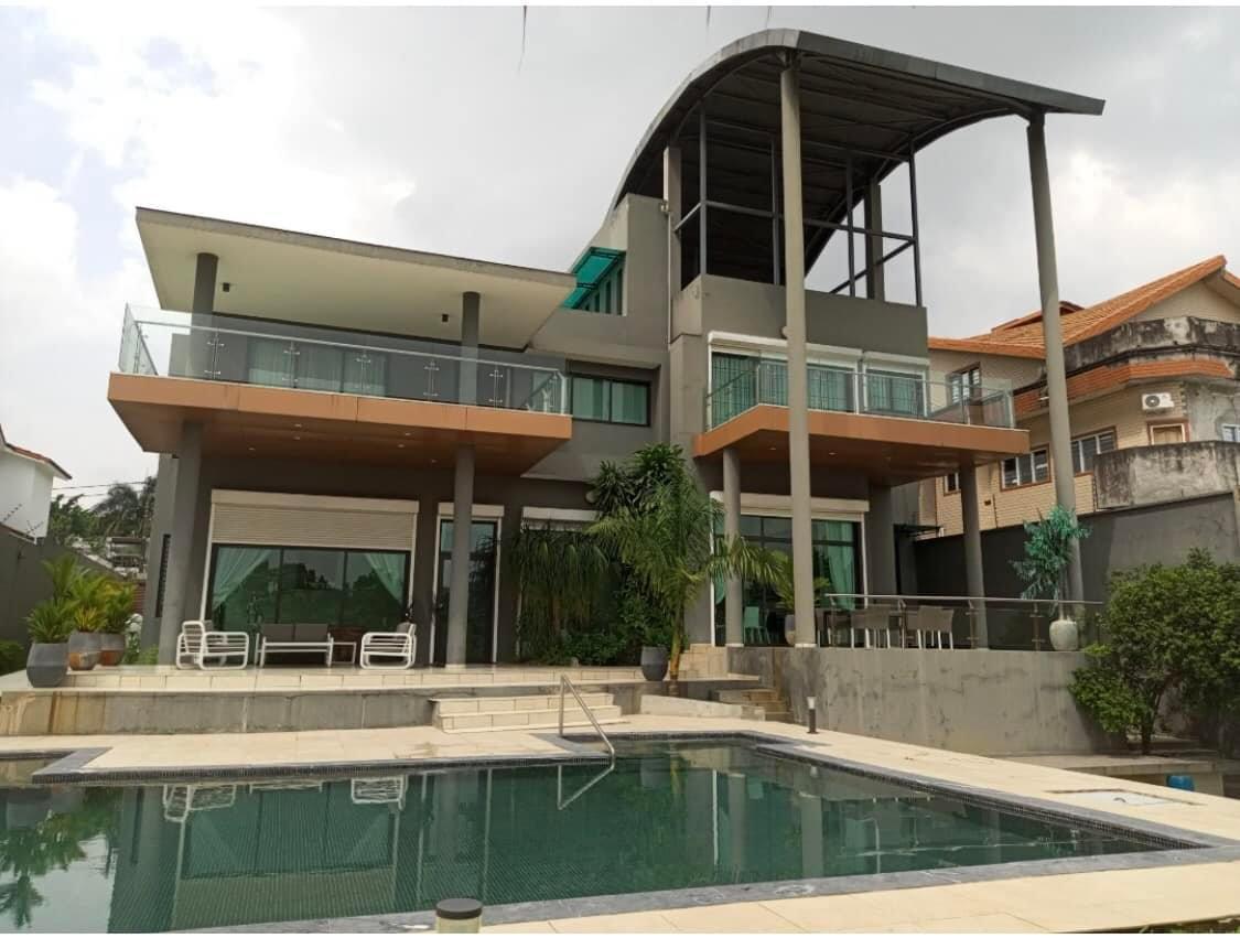 Vente d'une Maison / Villa de 17 pièce(s) à 1.800.000.000 FCFA : Abidjan-Cocody-2 Plateaux (2 plateau vallon )