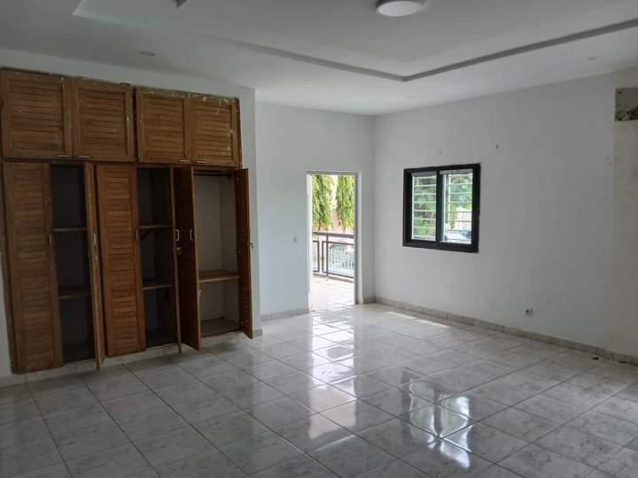 Location d'une Maison / Villa de 5 pièce(s) à 1.200.000 FCFA : Abidjan-Cocody-Riviera (Riviera 3)