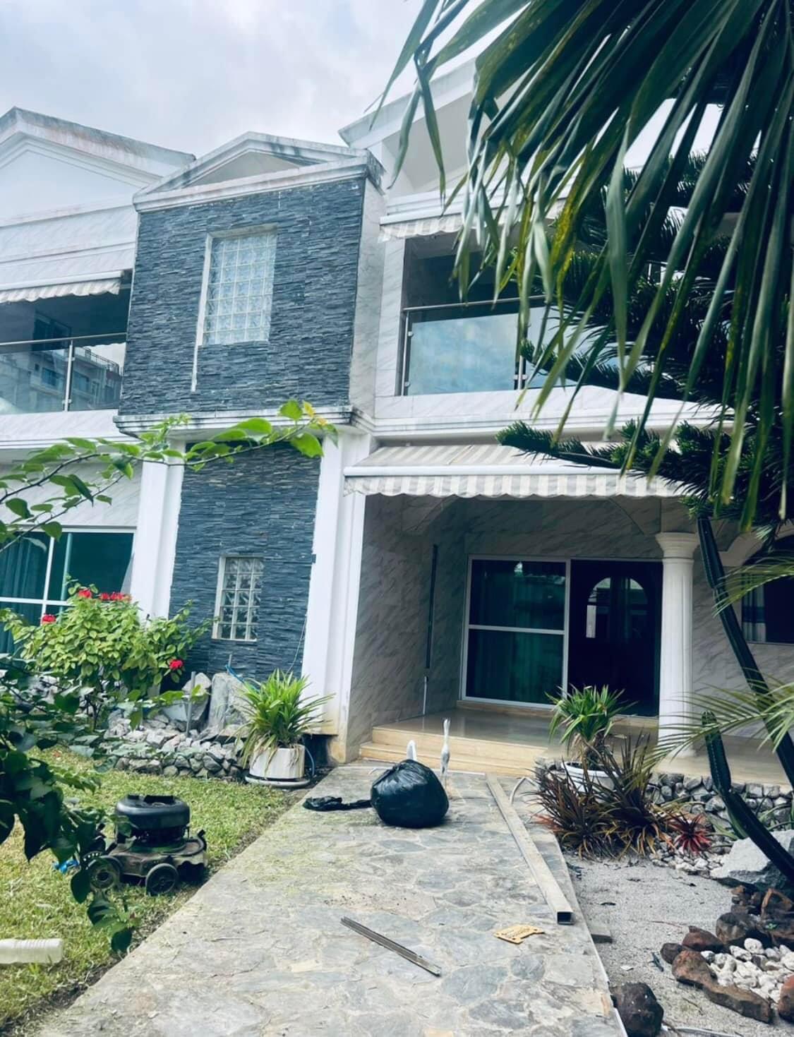 Vente d'une Maison / Villa de 6 pièce(s) à 500.000.000 FCFA : Abidjan-Cocody-Riviera (M’badon )