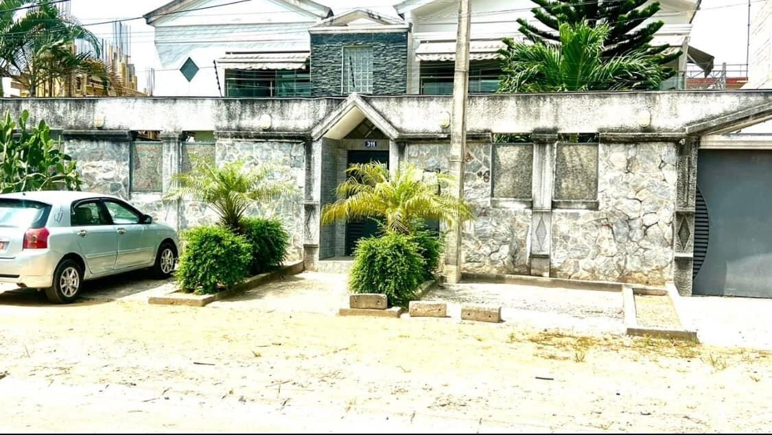 Vente d'une Maison / Villa de 6 pièce(s) à 500.000.000 FCFA : Abidjan-Cocody-Riviera (M’badon )