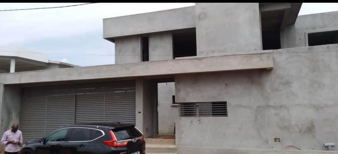 Vente d'une Maison / Villa de 9 pièce(s) à 450.000.000 FCFA : Abidjan-Cocody-Angré (Angre Y4 )