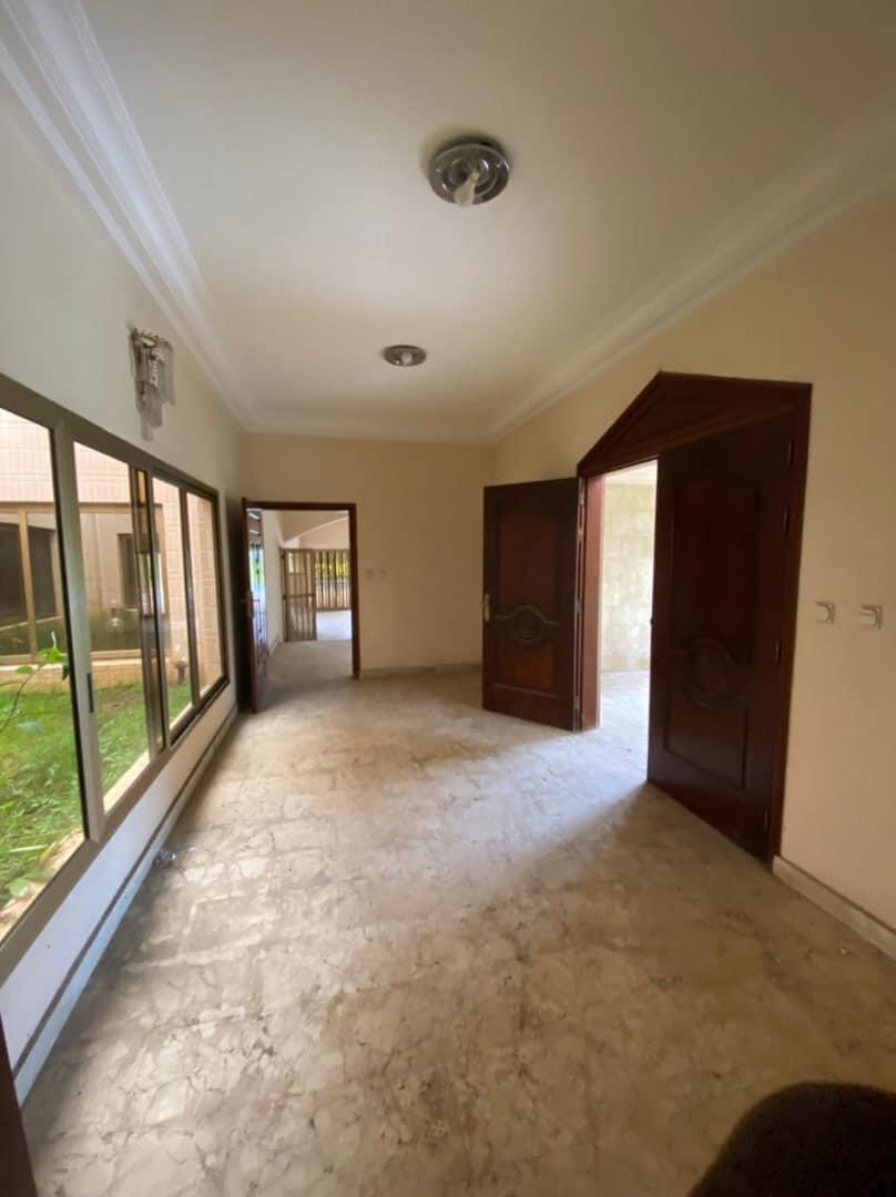 Vente d'une Maison / Villa de 9 pièce(s) à 3.000.000.000 FCFA : Abidjan-Cocody-Riviera (Rivera golf )