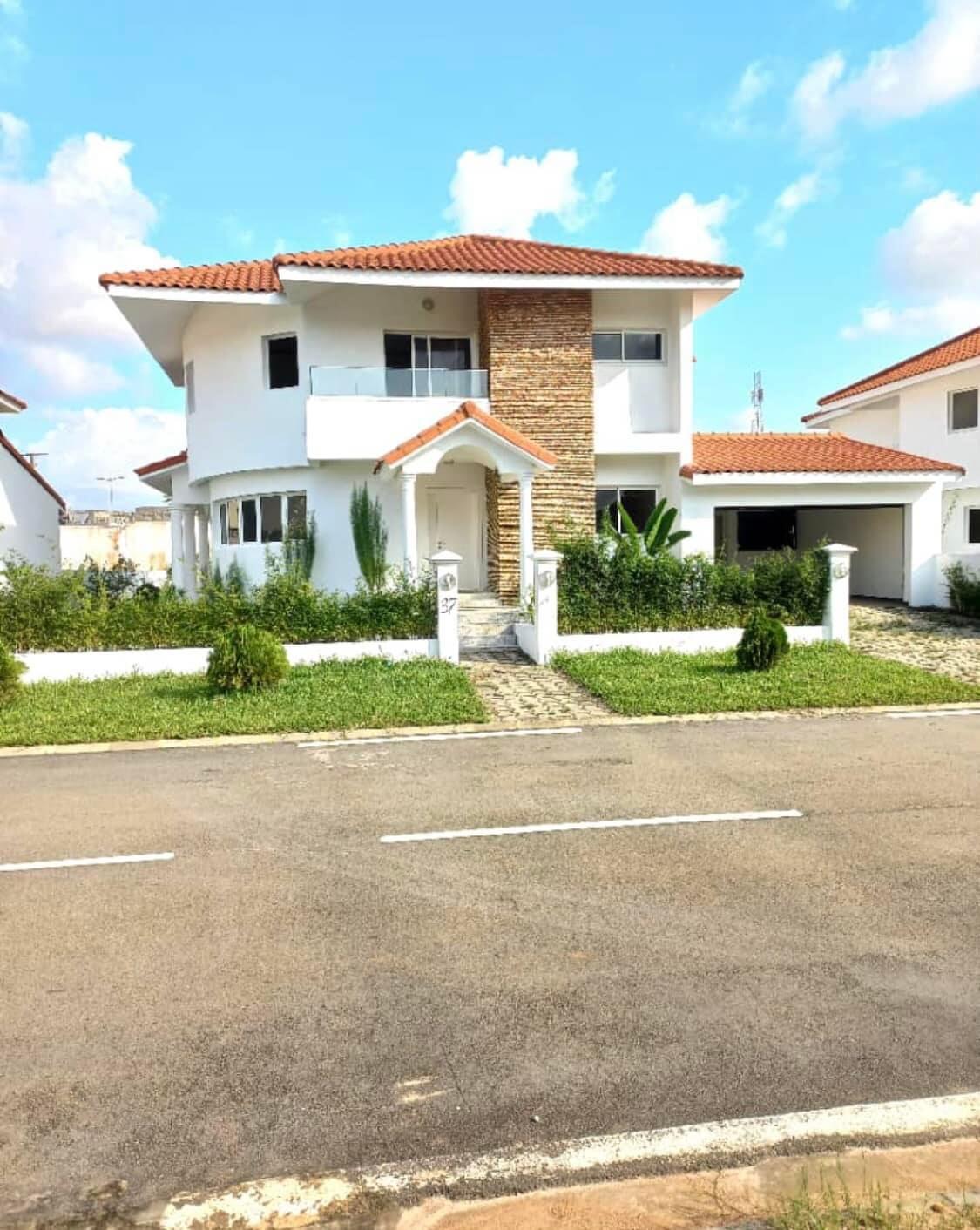 Vente d'une Maison / Villa de 6 pièce(s) à 550.000.000 FCFA : Abidjan-Cocody-Riviera (Abatta )