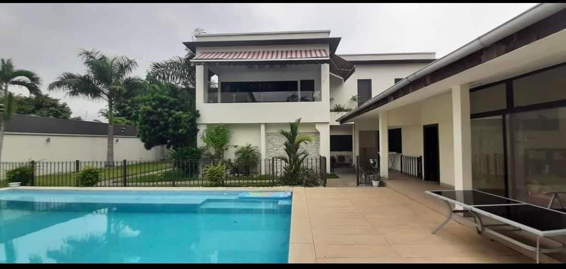 Vente d'une Maison / Villa de 8 pièce(s) à 1.200.000.000 FCFA : Abidjan-Cocody-2 Plateaux (Cocody vallon )