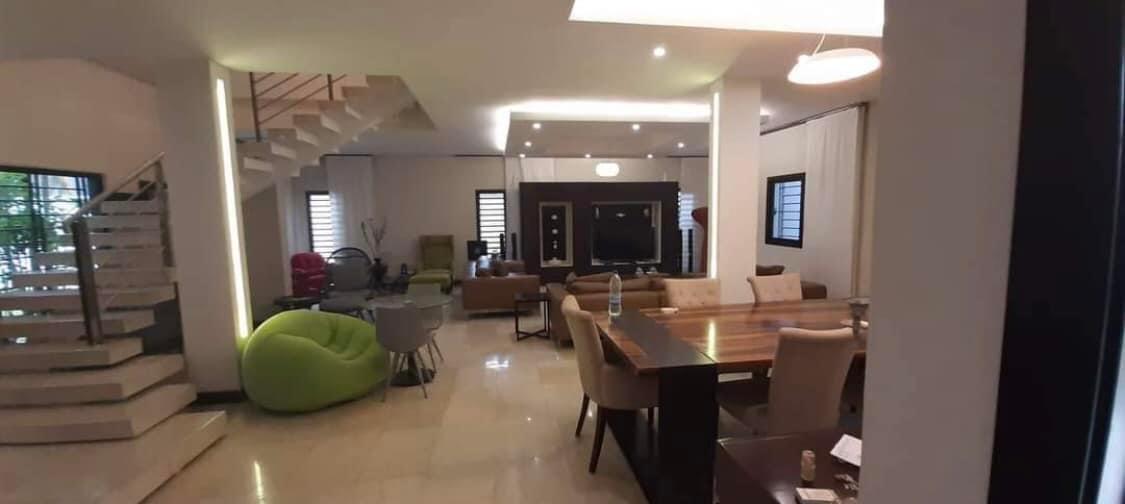 Vente d'une Maison / Villa de 8 pièce(s) à 1.200.000.000 FCFA : Abidjan-Cocody-2 Plateaux (Cocody vallon )