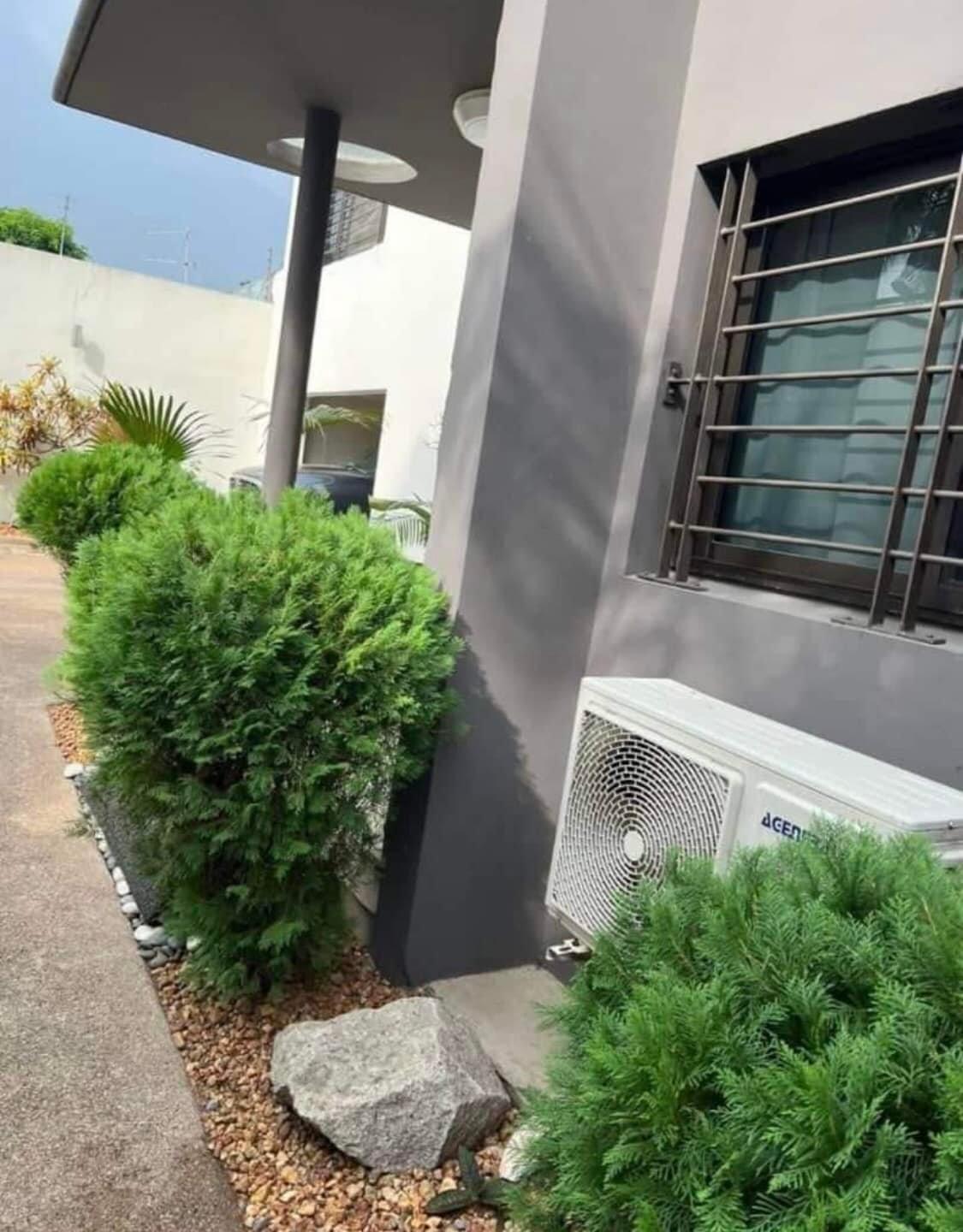 Vente d'une Maison / Villa de 8 pièce(s) à 1.200.000.000 FCFA : Abidjan-Cocody-2 Plateaux (Cocody vallon )