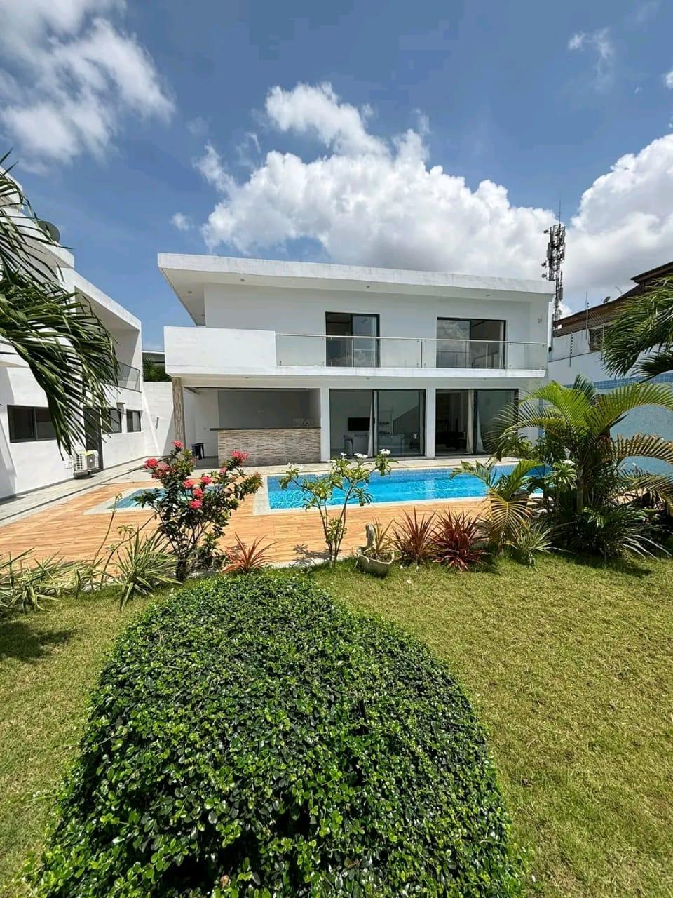 Location d'une Maison / Villa de 7 pièce(s) à 4.000.000 FCFA : Abidjan-Cocody-Riviera (cité world city)