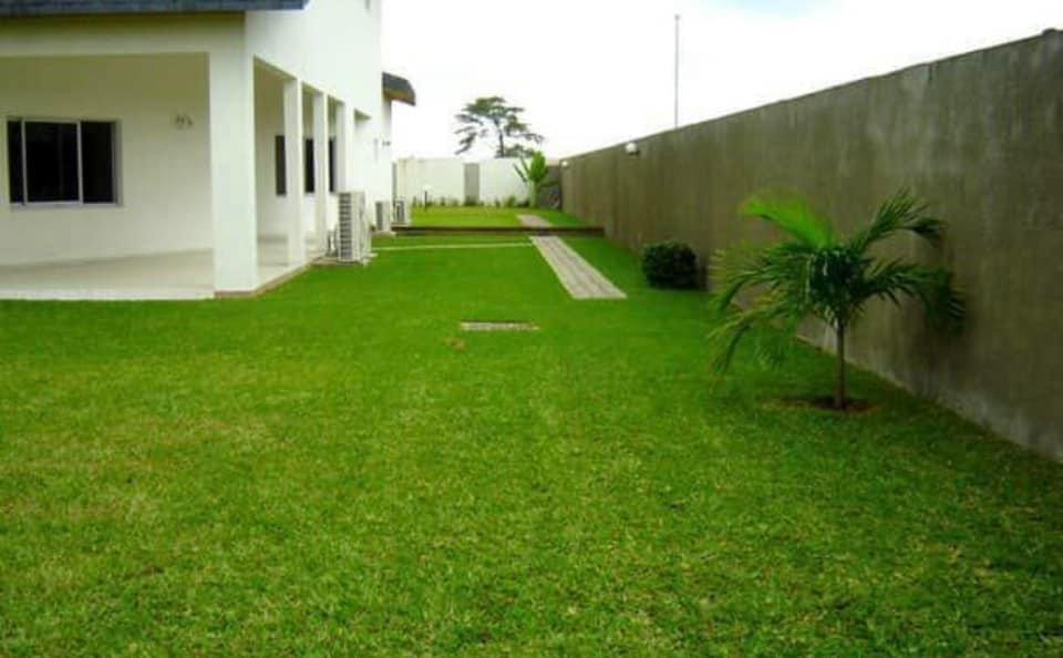 Vente d'une Maison / Villa de 11 pièce(s) à 2.700.000.000 FCFA : Abidjan-Cocody-Riviera (Rivera 4)