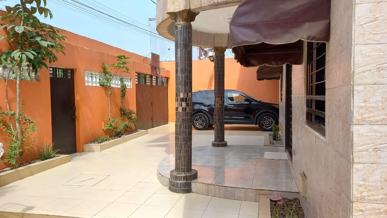 Vente d'une Maison / Villa de 6 pièce(s) à 250.000.000 FCFA : Abidjan-Cocody-Riviera (Abatta )