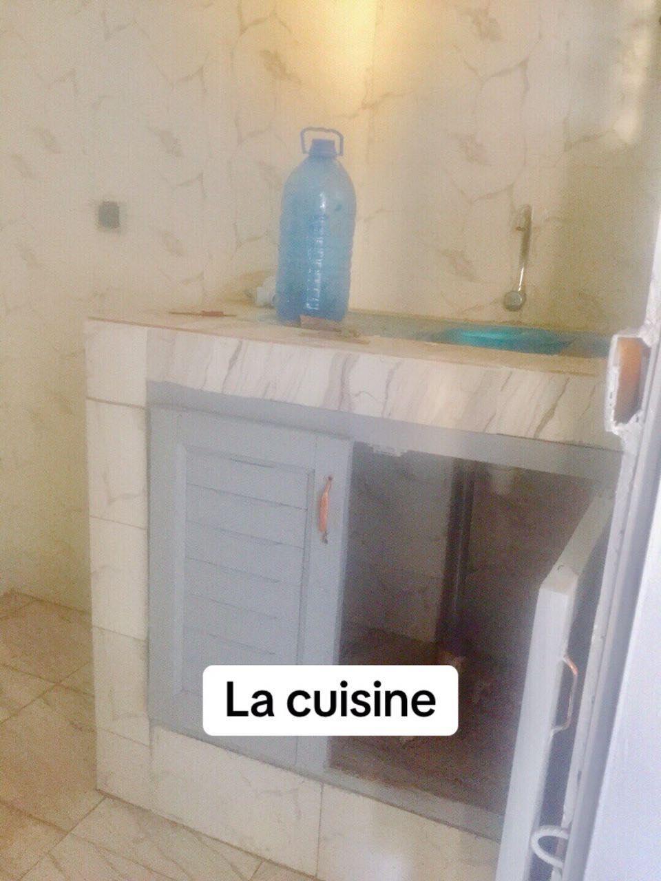 Location d'une Maison / Villa de 2 pièce(s) à 170.000 FCFA : Abidjan-Cocody-2 Plateaux (2PLATEAUX DERRIERE SOCOCE)