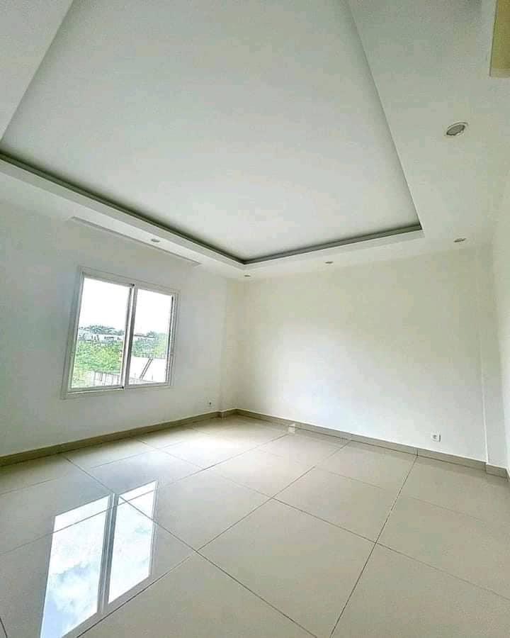 Location d'un Appartement de 4 pièce(s) à 2.000.000 FCFA : Abidjan-Cocody-Riviera (RIVIERA GOLF 04)