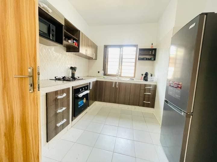 Location d'une Maison / Villa de 7 pièce(s) à 1.500.000 FCFA : Abidjan-Port-Bouet (ANCIENNE ROUTE DE BASSAM, ANANI 15min DE L'AEROPORT FHB)